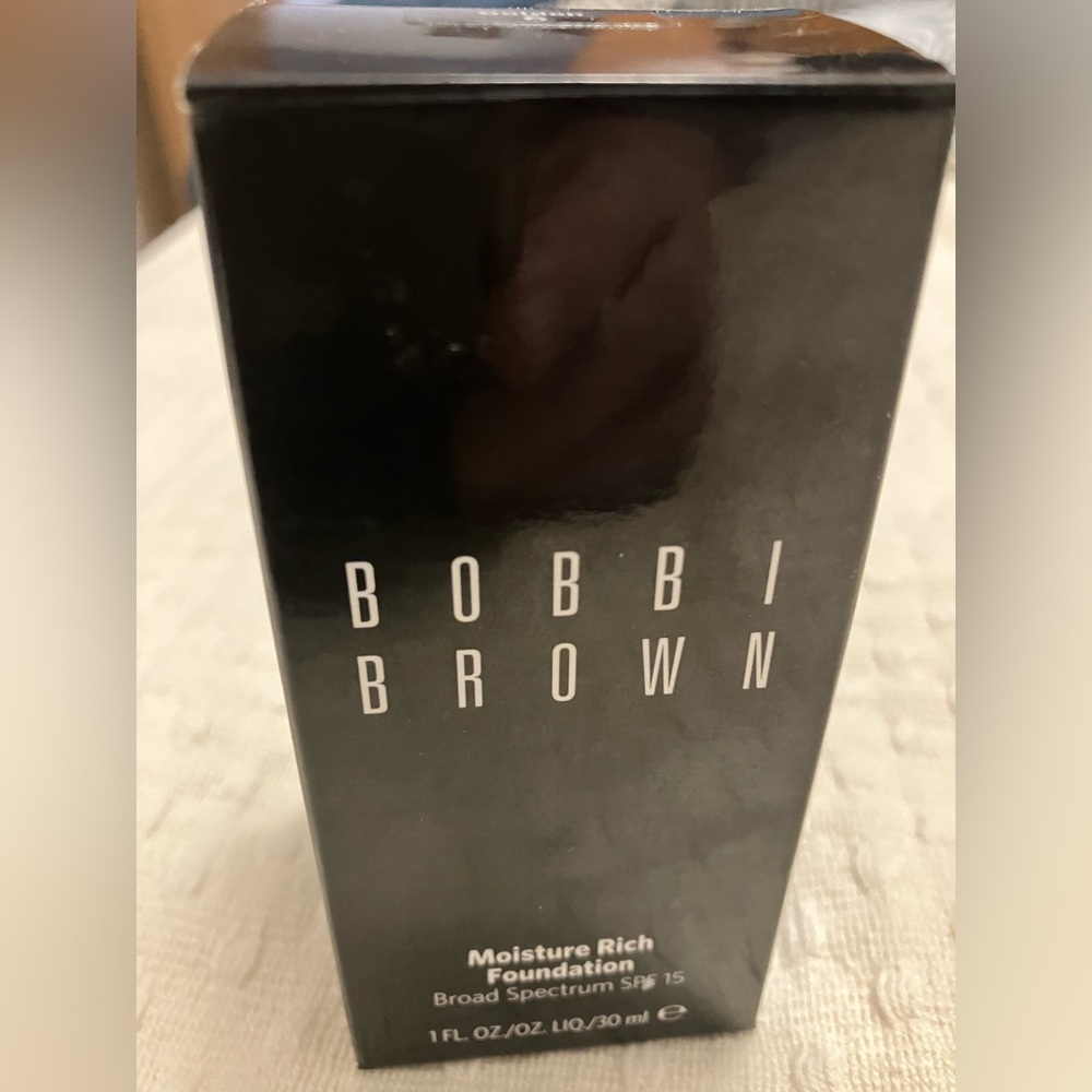 Bobbi Brown Moisture Rich Foundation SPF 15 - Golden 6 Light-Med Skin Tone NIB - Picture 3 of 3